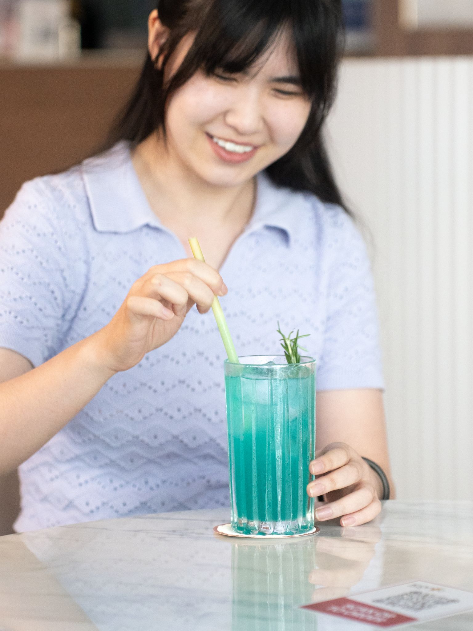 Hotel guests with iced drinks served with ADA straws